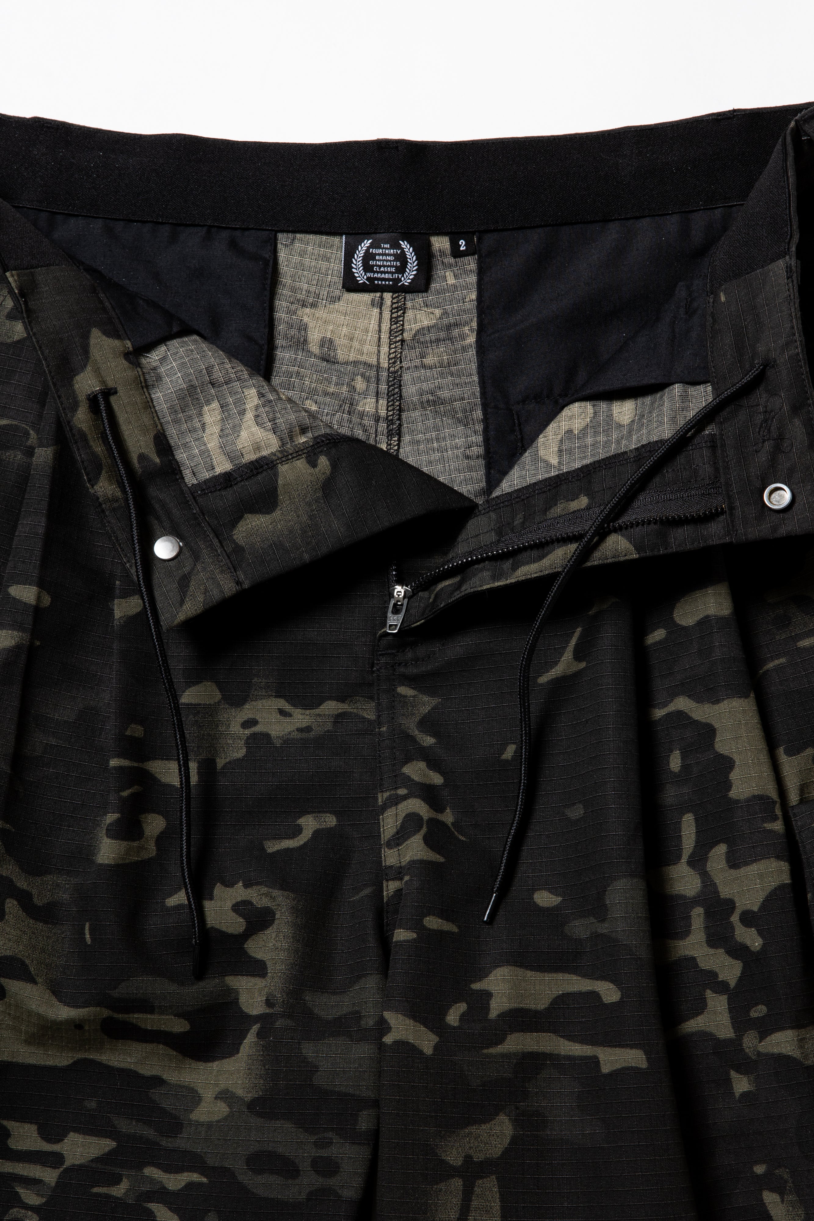 430 CAMO ESLOT CARGO SHORTS