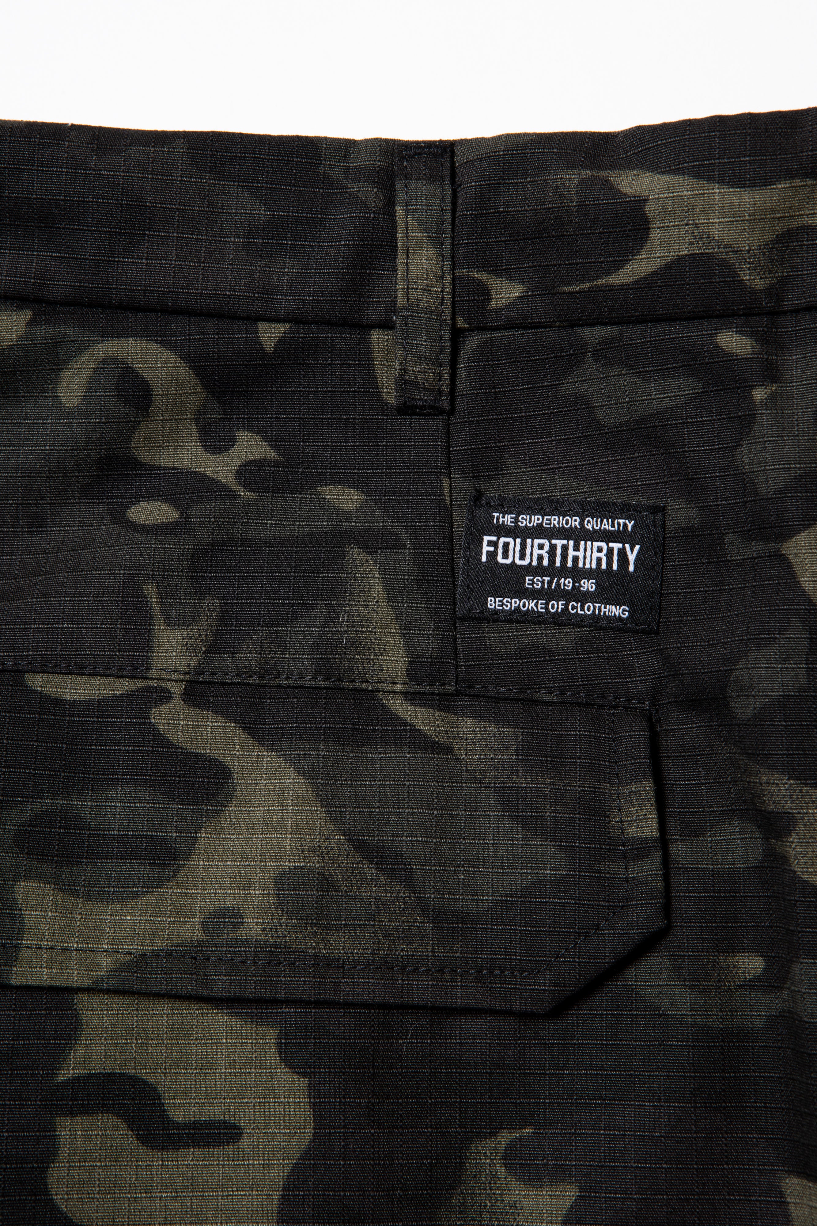 430 CAMO ESLOT CARGO SHORTS