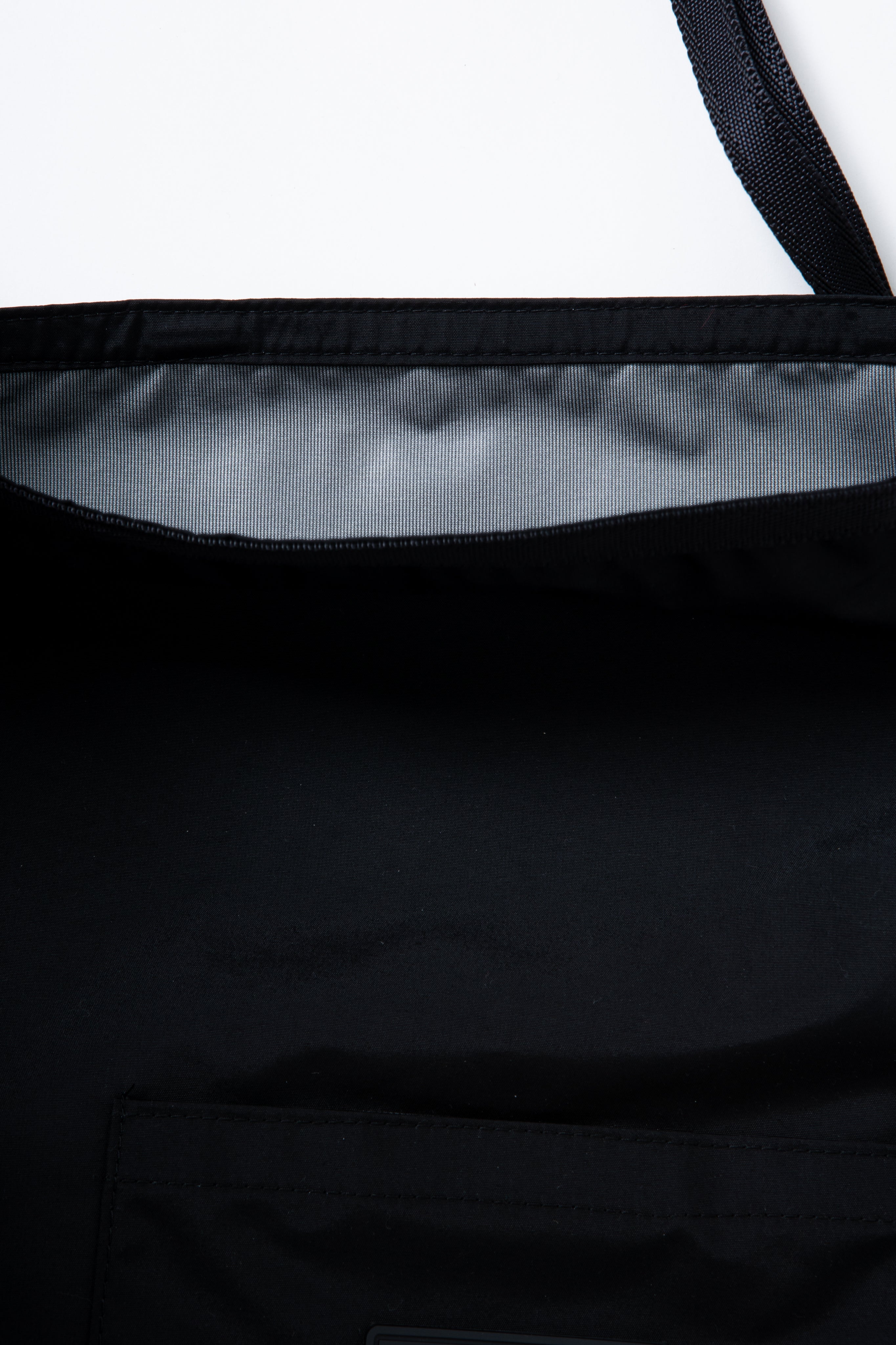 430 LYR ROLL SHOULDER BAG